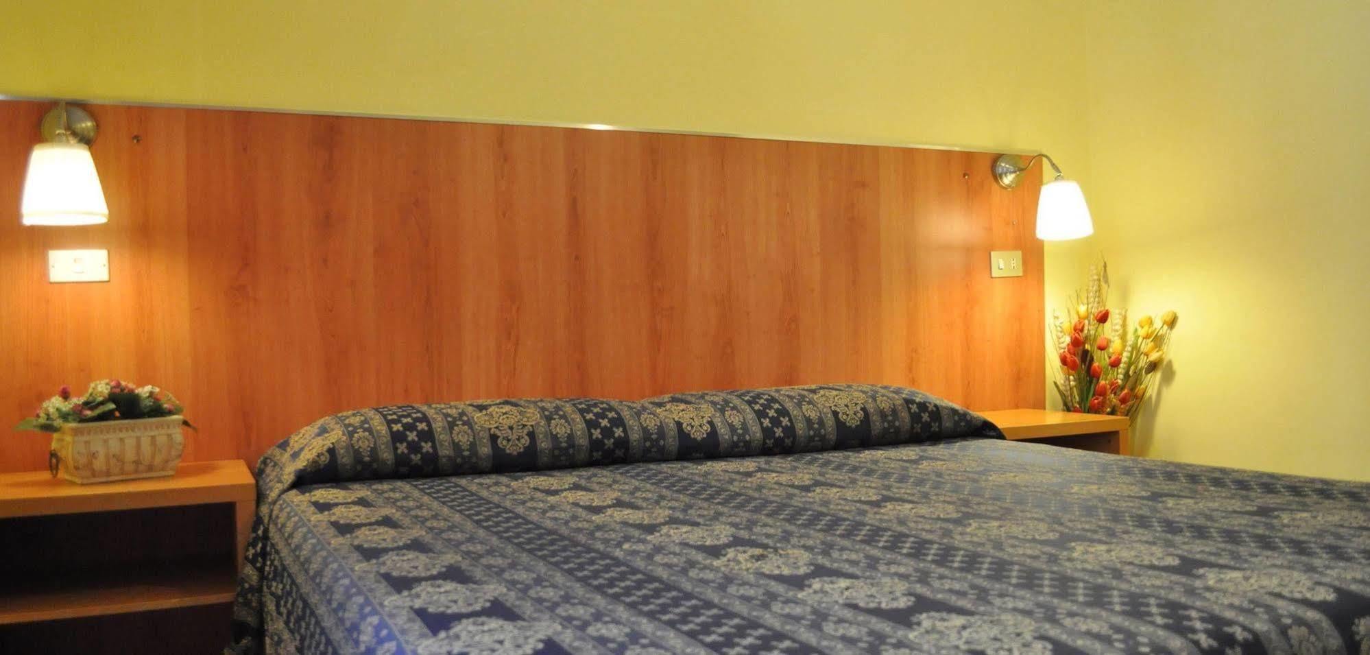 רומא Hotel Fiorenza מראה חיצוני תמונה